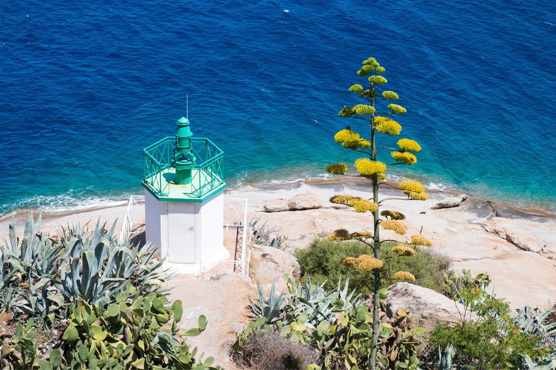 Phare surplombant la mer turquoise entre Calvi et Île Rousse