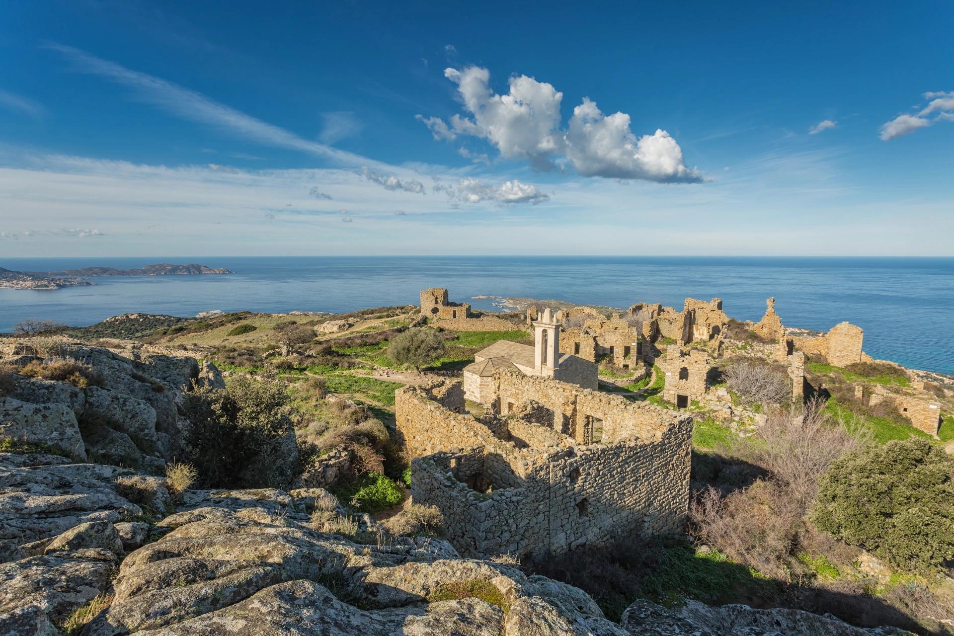 Ruines d'un village ancien avec vue dégagée à proximité de l'hôtel San Andrea