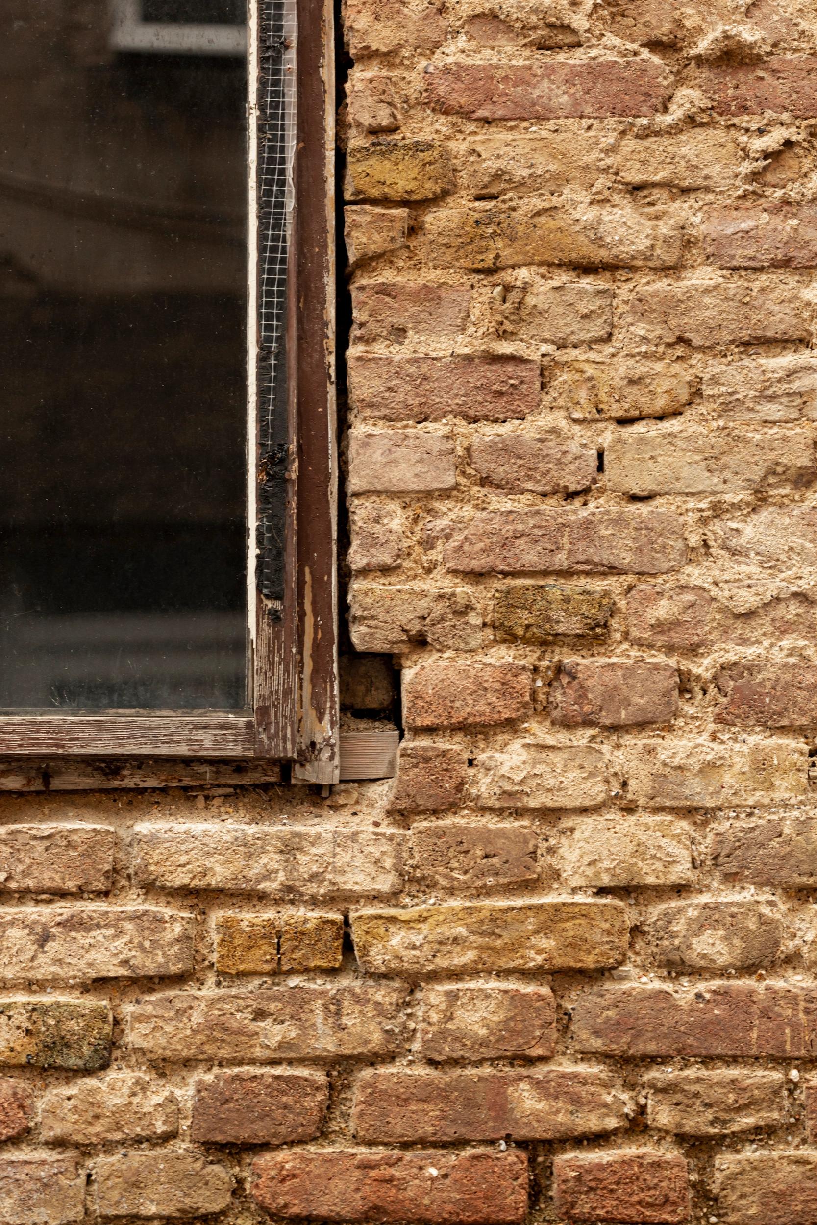 Fenêtre en bois sur mur en pierre de l'hôtel 4 étoiles San Andrea 