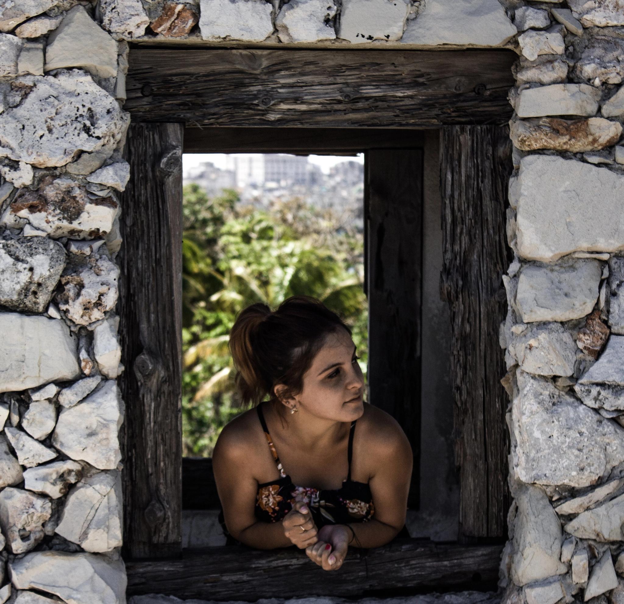 Personne regardant le paysage depuis l'hôtel 4 étoiles San Andrea